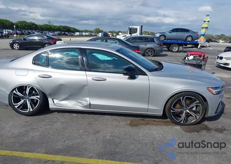 2024 Volvo S60 B5 Core Dark Theme z USA, uszkodzony, nr VIN 7JRL12TK7RG323146